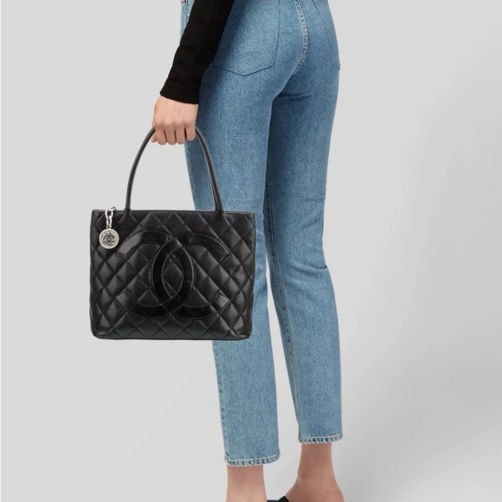 Chanel medallion tote - Picture 2 of 3